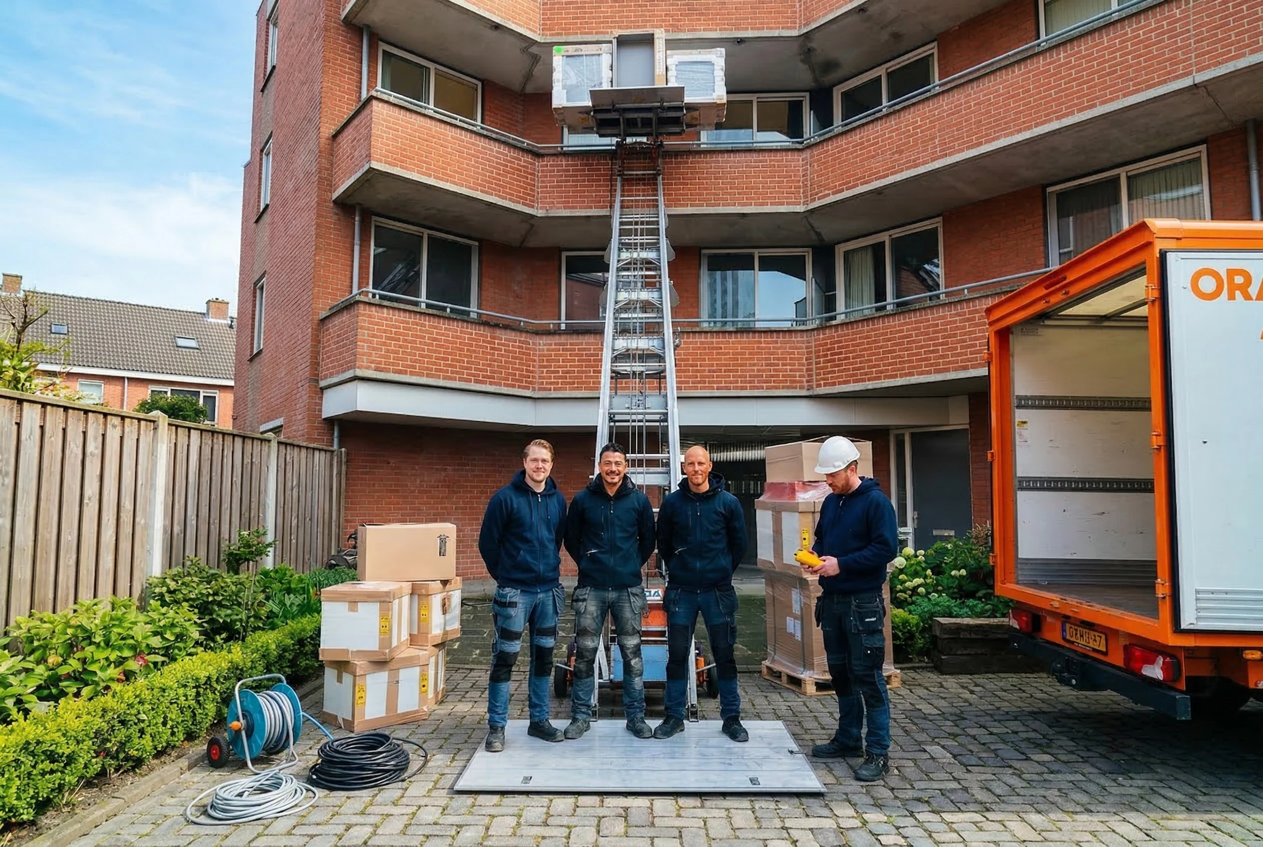 Verhuisteam aan het werk met gedalift bij appartement in Vlaardingen