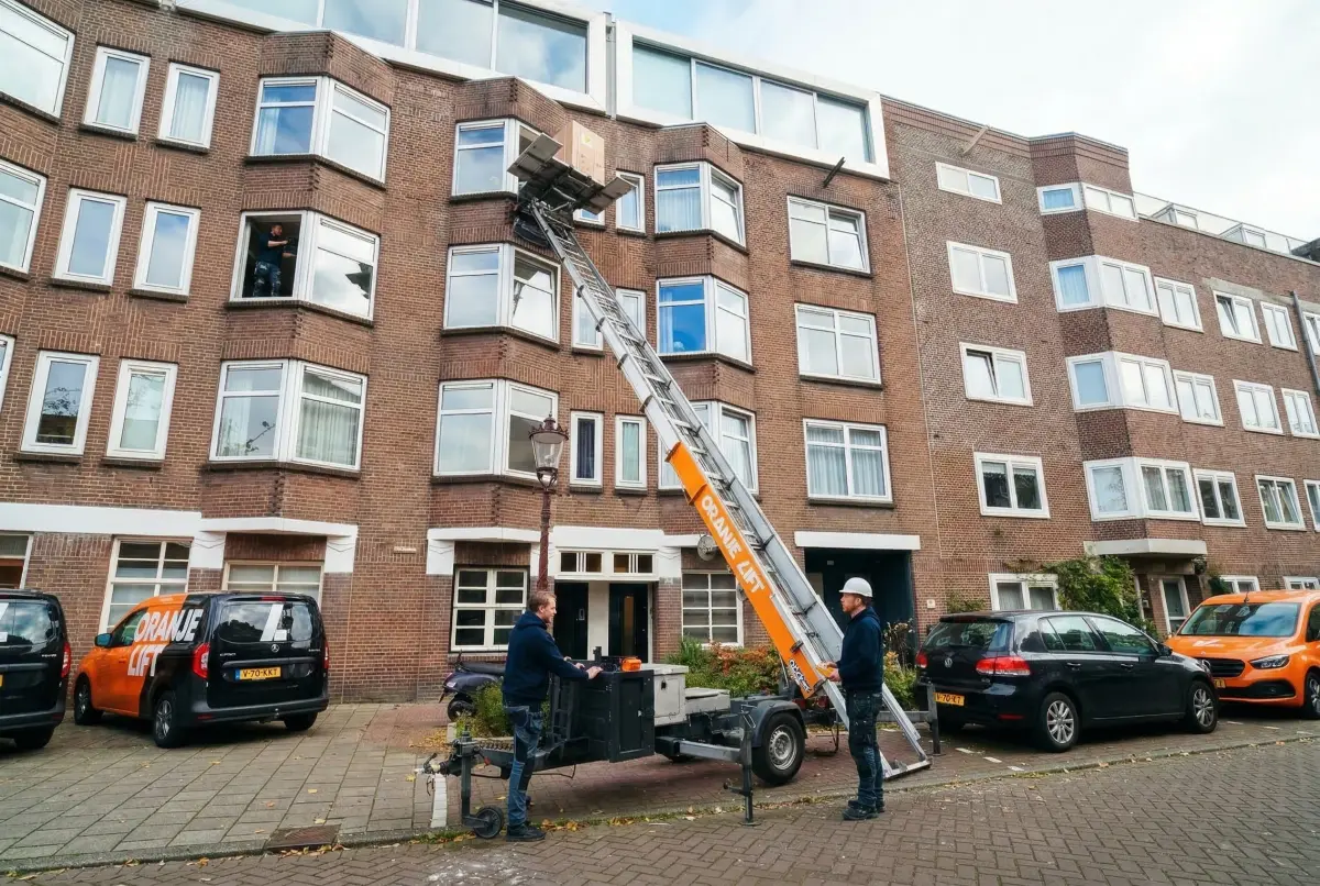 Verhuislift in actie in Vlaardingen